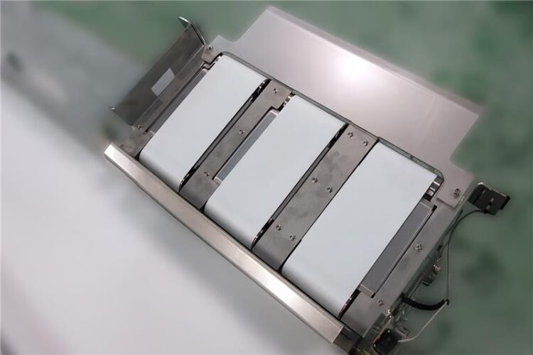 食品メーカーの多品種搬送に対応したMDR駆動3連ベルトコンベヤで効率化