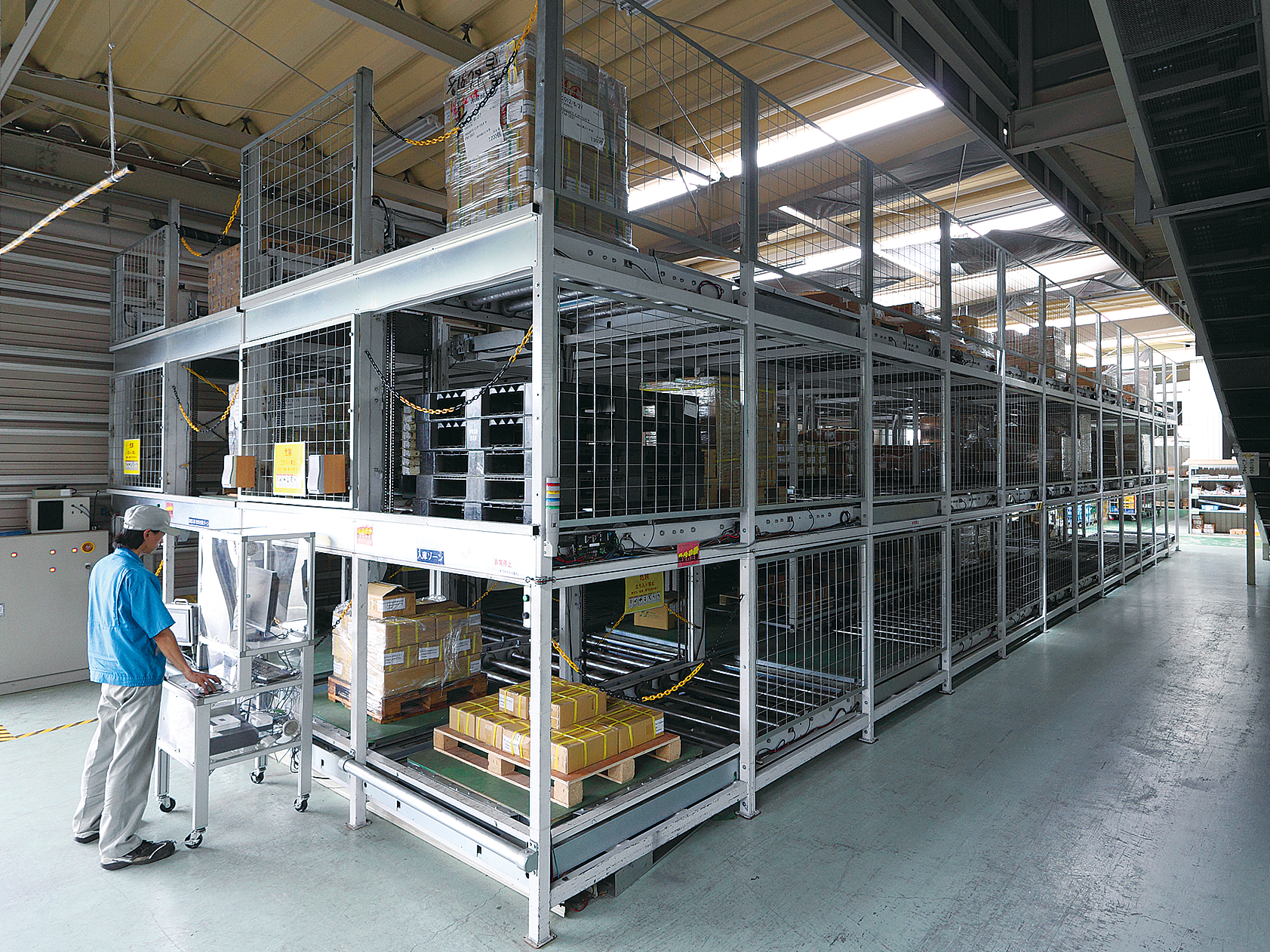 昇降装置と組み合わせた、多段式のパレット並び替え・保管・入庫自動棚