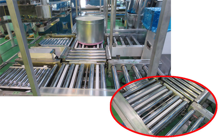 医薬品クリーンルームの充填・返却ラインを低床化・効率化。MDR直角分岐コンベヤ導入